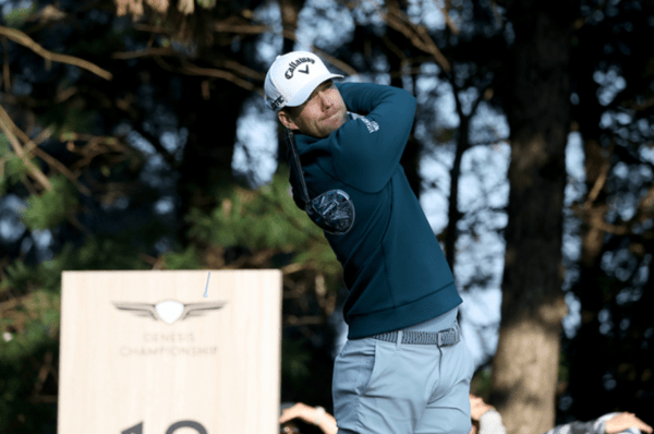 25일&nbsp;충남 천안 우정힐스 컨트리클럽(파71·7,367야드)에서 열린 대회 3라운드 공동 1위 미카엘 린드베리(32. 스웨덴), 나초 엘비라(38. 스페인·이상 8언더파 205타)와는 3타 차이라 마지막 4라운드에서 역전 우승을 노릴 수 있다. (▲미카엘 린드버그의 티샷). /사진=KPGA