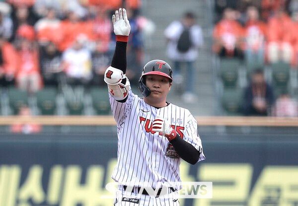 26일 서울 송파구 잠실야구장에서 열린 2025 KBO 한국시리즈 1차전 한화 이글스와 LG 트윈스의 경기, 1회말 1사 3루 상황 LG 문보경이 1타점 2루타를 친 뒤 베이스를 밟고 있다. /사진=뉴시스