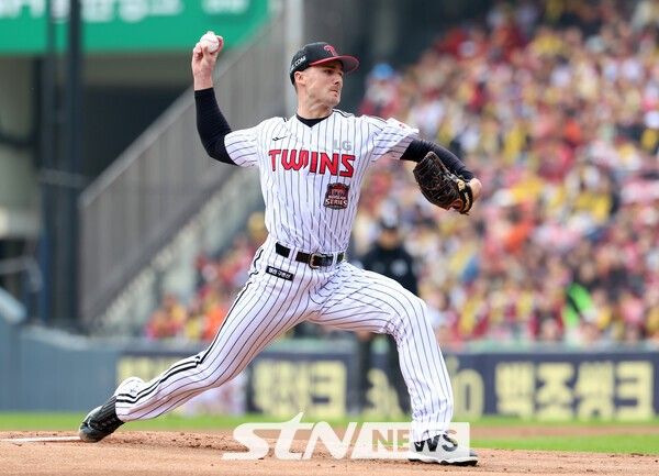 26일 오후 서울 송파구 잠실야구장에서 열린 2025 KBO 한국시리즈 1차전 한화 이글스와 LG 트윈스의 경기, 1회초 LG 선발 톨허스트가 공을 던지고 있다. /사진=뉴시스