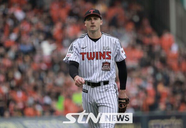26일 서울 송파구 잠실야구장에서 열린 2025 KBO 한국시리즈 1차전 한화 이글스와 LG 트윈스의 경기, 5회초 이닝을 마친 LG 선발 톨허스트가 더그아웃을 향하고 있다. /사진=뉴시스