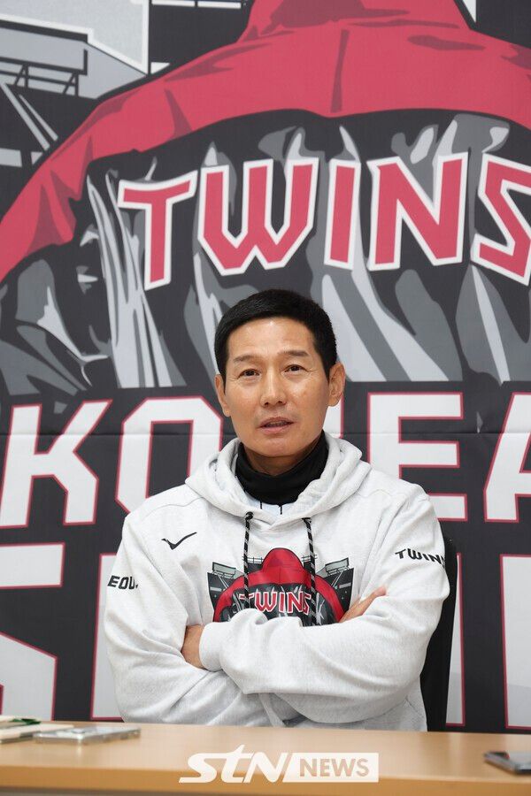 염경엽 LG트윈스 감독이 26일 서울 송파구 잠실야구장에서 열린 2025 KBO 포스트시즌 한국시리즈 1차전 한화 이글스와 LG 트윈스의 경기를 앞두고 열린 기자회견에서 취재진 질문에 답하고 있다. /사진=뉴시스