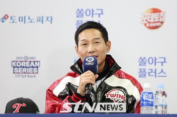26일 오후 2시 서울 송파구 잠실야구장에서 2025 신한 SOL뱅크 한국야구위원회(KBO) 포스트시즌(PS) 한국시리즈(KS·7전4선승제) 1차전을 앞두고 있는 LG 트윈스 염경엽 감독. /사진=뉴시스