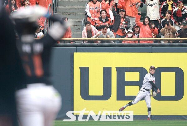 26일 서울 송파구 잠실야구장에서 열린 2025 KBO 한국시리즈 1차전 한화 이글스와 LG 트윈스의 경기, 1회초 1사 1루 상황 한화 문현빈 뜬공 때 LG 중견수 박해민이 타구를 잡은 뒤 2루에 던지고 있다. /사진=뉴시스