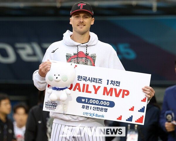 26일 오후 서울 송파구 잠실야구장에서 열린 2025 KBO 한국시리즈 1차전 한화 이글스와 LG 트윈스의 경기에서 MVP를 차지한 LG 톨허스트가 포즈를 취하고 있다. /사진=뉴시스