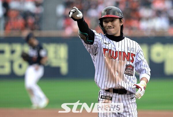 26일 서울 송파구 잠실야구장에서 열린 2025 KBO 한국시리즈 1차전 한화 이글스와 LG 트윈스의 경기, 6회말 1사 만루 상황 LG 신민재가 2타점 적시타를 친 뒤 세리머니를 하고 있다. /사진=뉴시스