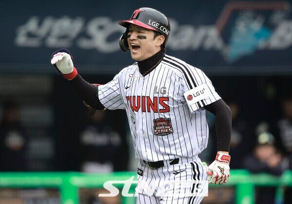 26일 서울 송파구 잠실야구장에서 열린 2025 KBO 한국시리즈 1차전 한화 이글스와 LG 트윈스의 경기, 5회말 무사 주자없는 상황 LG 박해민이 솔로포를 친 뒤 기뻐하고 있다. /사진=뉴시스