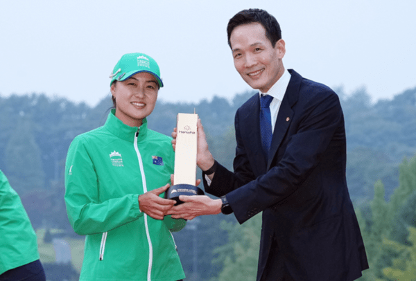 호주가 세계 여자 골프 국가대항전인 '한화 라이프플러스 인터내셔널 크라운(총상금 200만 달러)에서 첫 우승을 차지했다. 대회 MVP(최우수선수)에는 호주의 이민지가 뽑혔다.(▲이민지가 한화생명 김동원 사장과 MVP 트로피를 들고 포즈를 취하고 있다). /사진=LPGA 제공