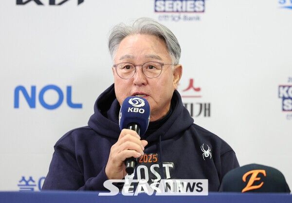 김경문 한화 이글스 감독이 25일 서울 잠실야구장에서 열린 2025 KBO 한국시리즈 미디어데이에서 출사표를 던지고 있다. /사진=뉴시스