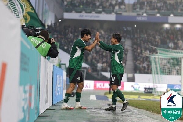 전북현대 전진우, 이승우. /사진=한국프로축구연맹