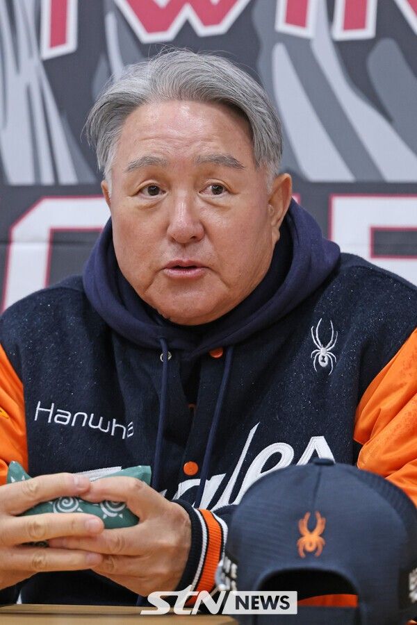 김경문 한화 이글스 감독이 26일 서울 송파구 잠실야구장에서 열린 2025 KBO 포스트시즌 한국시리즈 1차전 한화 이글스와 LG 트윈스의 경기를 앞두고 열린 기자회견에서 취재진 질문에 답하고 있다. /사진=뉴시스