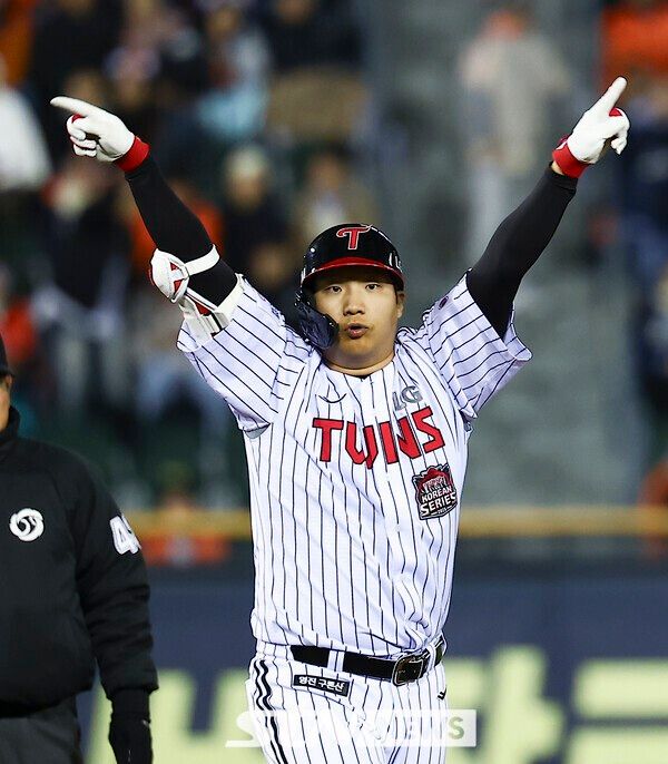 27일 오후 서울 송파구 잠실야구장에서 열린 2025 KBO 한국시리즈 2차전 한화 이글스와 LG 트윈스의 경기, 4회말 2사 주자 만루상황에서 LG 문보경이 3타점 2루타를 치고 베이스를 돌고 있다. /사진=뉴시스