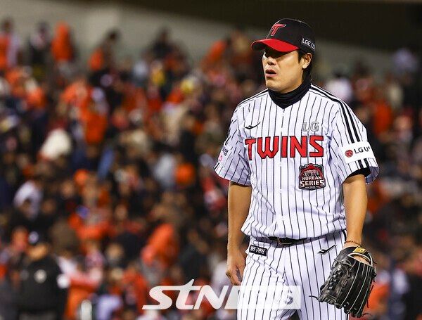 27일 오후 서울 송파구 잠실야구장에서 열린 2025 KBO 한국시리즈 2차전 한화 이글스와 LG 트윈스의 경기, 4회초 2사 만루상황에서 무실점으로 마무리한 LG 세번째 투수 김진성이 덕아웃으로 들어가고 있다. /사진=뉴시스