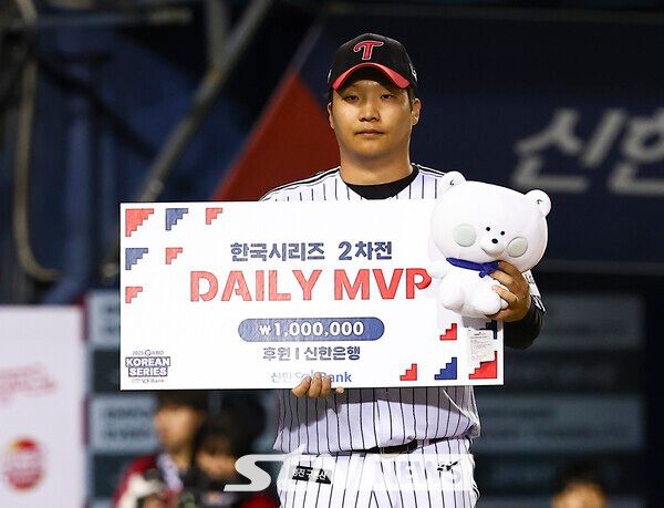 27일 오후 서울 송파구 잠실야구장에서 열린 2025 KBO 한국시리즈 2차전 한화 이글스와 LG 트윈스의 경기에서 LG 트윈스가 13-5로 승리를 거뒀다. 2차전 데일리 MVP로 선정된 LG 문보경이 기념촬영을 하고 있다. /사진=뉴시스