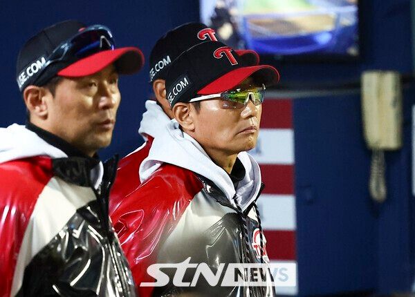 염경엽 LG 트윈스 감독이 27일 오후 서울 송파구 잠실야구장에서 열린 2025 KBO 한국시리즈 2차전 한화 이글스와 LG 트윈스의 경기를 지켜보고 있다. /사진=뉴시스