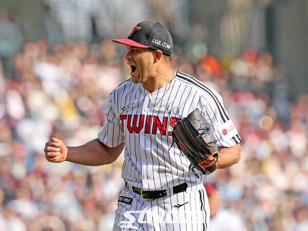 22일 서울 송파구 잠실야구장에서 열린 프로야구 2025 KBO리그 개막전 롯데 자이언츠 대 LG 트윈스의 경기, 6회초 2사 1루 LG 선발 치리노스가 롯데 유강남을 스트라이크 낫 아웃으로 잡아 이닝을 마치고 기뻐하고 있다. 사진┃뉴시스