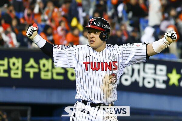 27일 오후 서울 송파구 잠실야구장에서 열린 2025 KBO 한국시리즈 2차전 한화 이글스와 LG 트윈스의 경기, 3회말 2사 주자 1루상황에서 LG 박동원이 투런홈런을 치고 기뻐하고 있다. /사진=뉴시스