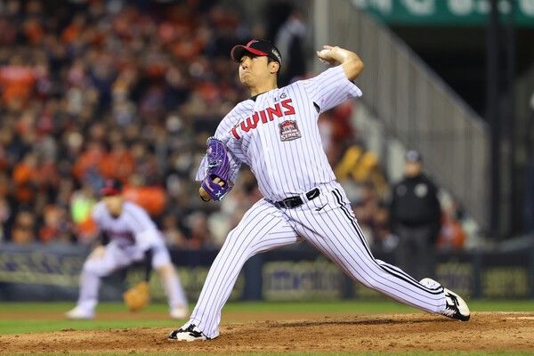 27일 오후 서울 송파구 잠실야구장에서 열린 2025 KBO 한국시리즈 한화 LG 트윈스와 한화 이글스와&nbsp;2차전, 6회 등판해 투구하고 있는 송승기. /사진=LG 트윈스