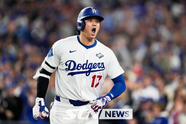 LA 다저스 오타니 쇼헤이가 28일(한국 시각) 미국 다저스타디움에서 열린 토론토 WS 3차전에서 9출루를 기록하며 신기록을 세웠다. /사진=뉴시스(AP)