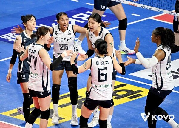 28일 화성종합경기타운체육관에서 치러진 IBK기업은행과의 진에어 2025-2026 V-리그 1라운드 경기에서 한국도로공사 선수단이 득점 후 기뻐하고 있다. /사진=한국배구연맹