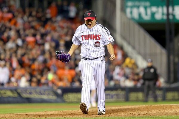 27일 오후 서울 송파구 잠실야구장에서 열린 2025 KBO 한국시리즈 한화 이글스와 LG 트윈스의 2차전 7회 등판해 이닝을 막아낸 후 포효하는 송승기. /사진=LG 트윈스