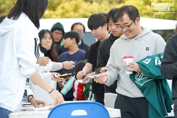 지난 26일 현대 N 아레나(완주공설운동장)에서 치러진 경주한수원과의 2025 K3리그 28라운드 경기에서 전북현대N팀 팬들이 이벤트에 참여하고 있다.&nbsp;/사진=전북현대