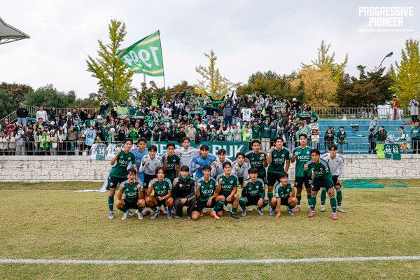 지난 26일 현대 N 아레나(완주공설운동장)에서 치러진 경주한수원과의 2025 K3리그 28라운드 경기 후 전북현대N팀 선수단이 관중과 기념 촬영 중이다.&nbsp;/사진=전북현대