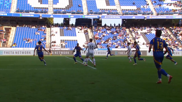 26일 대구FC-울산HD의 하나은행 K리그1 2025 34라운드 경기에서 나온 핸드볼 판정 논란 장면. /사진=쿠팡플레이