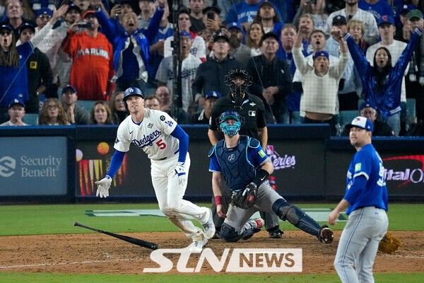 LA다저스 프레디 프리먼이 토론토 블루제이스 브렌던 리틀을 상대로 끝내기 홈런을 쳤다. /사진=뉴시스(AP)