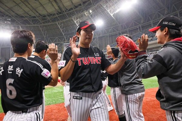 LG 트윈스 손주영이 지난 5월 고척 키움전에서 호투 후 동료들과 하이파이브를 하고 있다. /사진=LG 트윈스