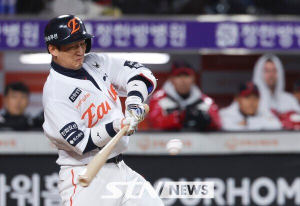 29일 대전 중구 한화생명볼파크에서 열린 2025 KBO 한국시리즈 3차전 LG 트윈스와 한화 이글스의 경기, 한화 2회말 공격 1사 주자 1, 2루서 최재훈이 좌익수 앞 안타를 때리고 있다. 이후 좌익수 포구 실책으로 2루 주자 홈인. /사진=뉴시스