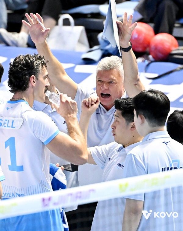 23일 한국전력과의 2025-2026 V-리그 1라운드 경기에서 대한항공 러셀이 테이프를 덧댄 유니폼을 착용하고 있다.&nbsp;/사진=한국배구연맹