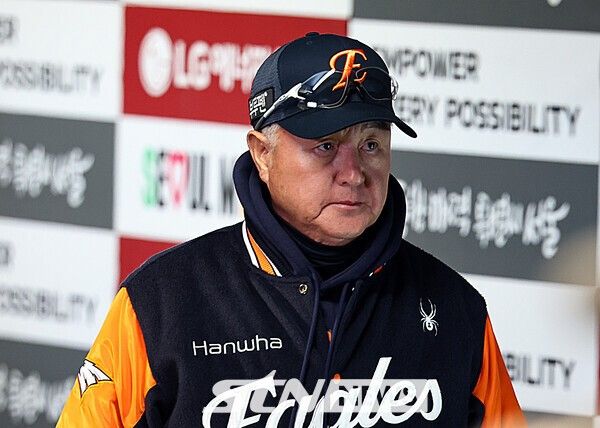 27일 오후 서울 송파구 잠실야구장에서 열린 2025 KBO 한국시리즈 2차전 한화 이글스와 LG 트윈스의 경기, 한화 김경문 감독이 생각에 잠겨 있다. /사진=뉴시스
