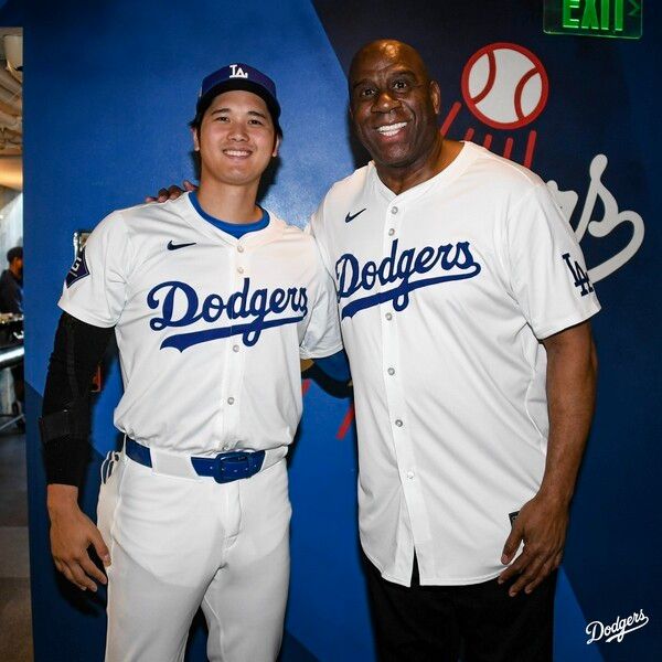 LA 다저스 공동 구단주 매직 존슨과 선수 오타니 쇼헤이가 지난해 4월 15일&nbsp; 재키 로빈슨 데이를 맞아 함께 포즈를 취하고 있다. /사진= LA 다저스 공식 채널