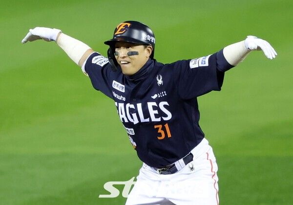 27일 오후 서울 송파구 잠실야구장에서 열린 2025 KBO 한국시리즈 2차전 한화 이글스와 LG 트윈스의 경기, 1회초 2사 주자없는 상황에서 한화 손아섭이 2루타를 친 뒤 세리머니하고 있다. /사진=뉴시스