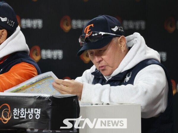 29일 대전 중구 한화생명볼파크에서 열린 2025 KBO 한국시리즈 3차전 LG 트윈스와 한화 이글스의 경기에서 김경문 한화 감독이 자료를 보고 있다. /사진=뉴시스