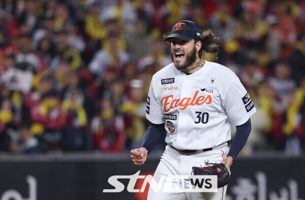 29일 대전 중구 한화생명볼파크에서 열린 2025 KBO 한국시리즈 3차전 LG 트윈스와 한화 이글스의 경기, 6회초 2사 주자 1,2루 상황에서 한화 선발 폰세가 LG 문보경을 삼진으로 잡아내고 포효하고 있다. /사진=뉴시스