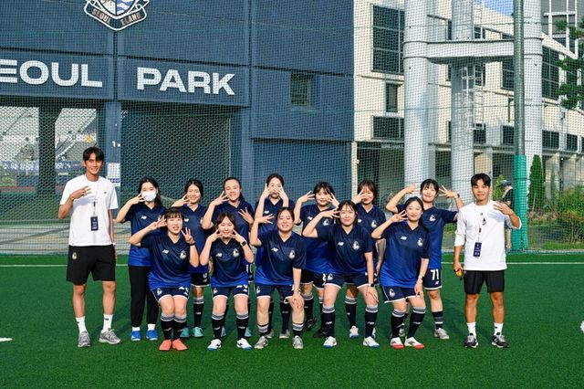 서울이랜드 취미형 축구 프로그램 ‘레울 아카데미’ 성인 여성반의 모습. /사진=서울이랜드