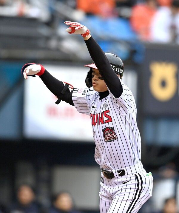 박해민이 지난 26일 잠실구장에서 열린 한화와 한국시리즈 1차전에서 데뷔 첫 한국시리즈 홈런을 친 후 홈에 들어오고 있다. /사진=LG 트윈스