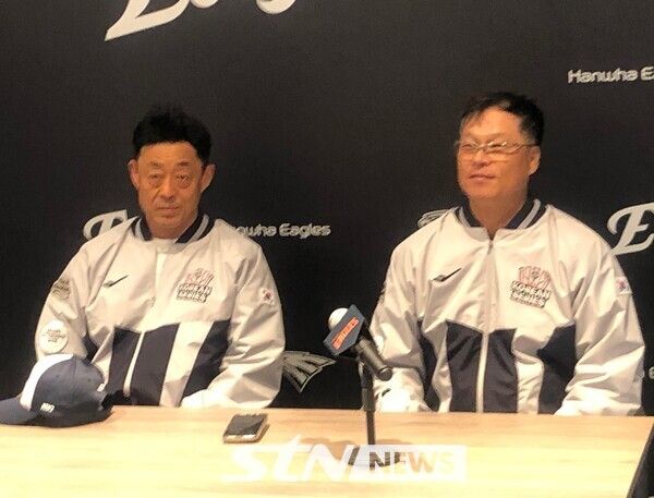 29일 오후 6시 30분 대전한화생명볼파크에서 열린 2025 신한 SOL뱅크 한국야구위원회(KBO) 포스트시즌(PS) 한국시리즈(KS·7전4선승제) 3차전을 앞두고 인터뷰를 갖는 한화 이글스 레전드 조경택(좌측)과 구대성(우측). /사진(대전)=이형주 기자