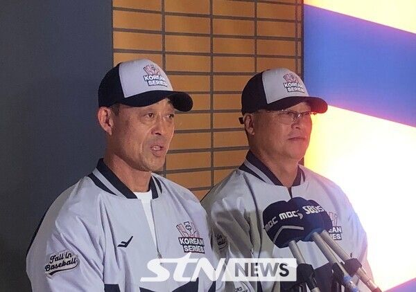 29일 오후 6시 30분 대전한화생명볼파크에서 열린 2025 신한 SOL뱅크 한국야구위원회(KBO) 포스트시즌(PS) 한국시리즈(KS·7전4선승제) 3차전을 앞두고 인터뷰를 갖는 한화 이글스 레전드 조경택(좌측)과 구대성(우측). /사진(대전)=이형주 기자