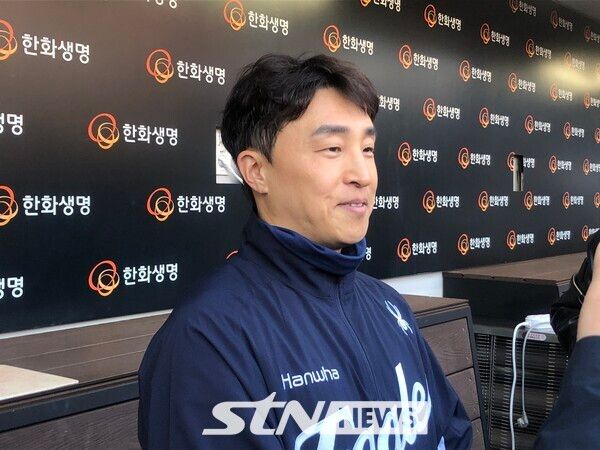 29일 오후 6시 30분 대전 한화생명볼파크에서 열리는 2025 신한 SOL뱅크 한국야구위원회(KBO) 포스트시즌(PS) 한국시리즈(KS·7전4선승제) 3차전을 앞두고 인터뷰에 임하는 한화 이글스 외야수 손아섭. /사진(대전)=이형주 기자