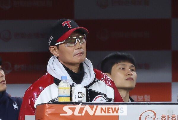 염경엽 LG 트윈스 감독이 29일 대전 중구 한화생명볼파크에서 열린 2025 KBO 한국시리즈 3차전 LG 트윈스와 한화 이글스의 경기에서 경기장을 바라보고 있다. /사진=뉴시스