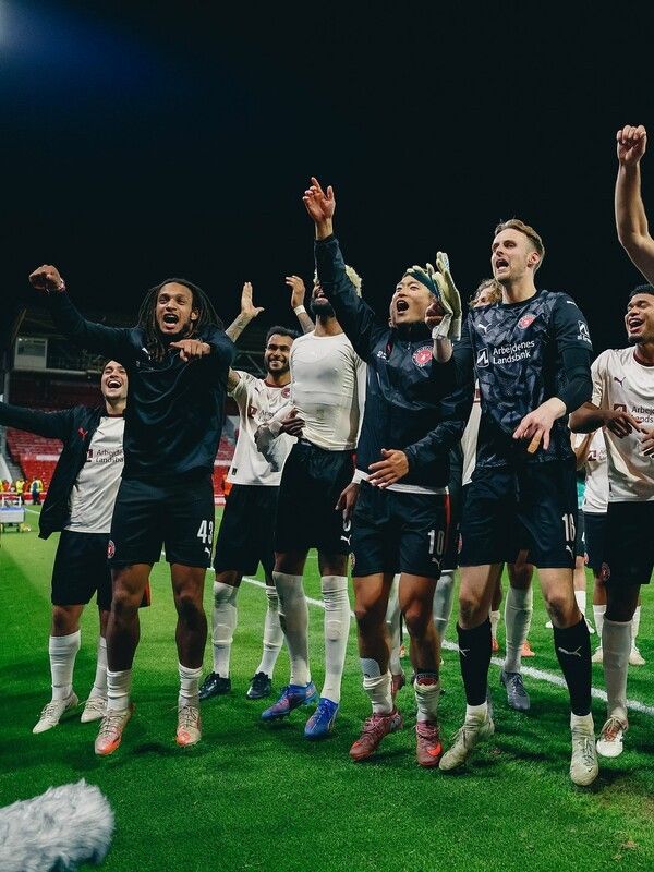 3일 영국 노팅엄에 위치한 시티 그라운드에서 치러진 노팅엄 포레스트와의 2025~26시즌 유럽축구연맹(UEFA) 유로파리그(UEL) 리그 페이즈 2차전 승리 후 미트윌란의 조규성(가운데 10번)이 동료들과 기쁨을 나누고 있다. /사진=미트윌란