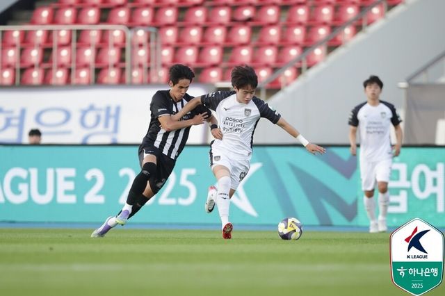 성남FC 이준상(왼쪽)과 전남드래곤즈 정강민이 지난 7월에 열린 하나은행 K리그2 2025 22라운드에서 경합하고 있다. /사진=한국프로축구연맹