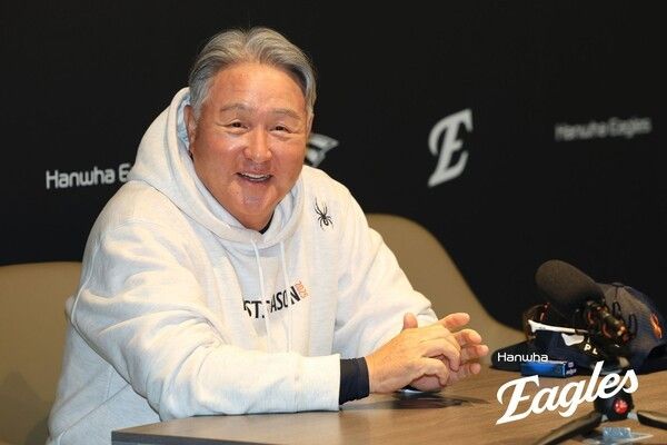 김경문 한화 이글스 감독이 지난 17일 대전 한화생명볼파크에서 열린 삼성 라이온즈와 KBO리그 플레이오프 1차 경기 전 기자들과 만나는 자리에서 환한 웃음을 짓고 있다. /사진= 한화 이글스