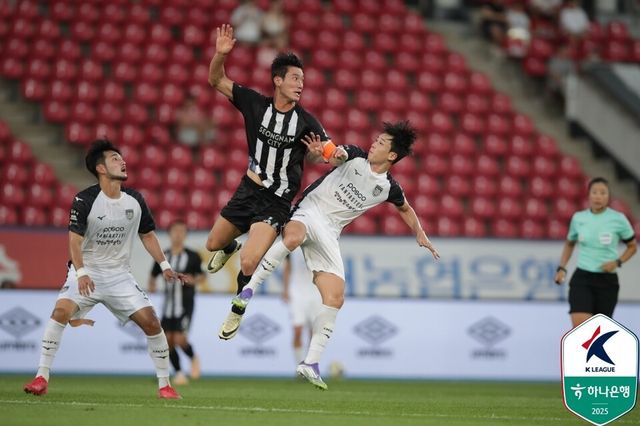 성남FC 김주원(왼쪽)과 전남드래곤즈 임찬울이 지난 7월에 열린 하나은행 K리그2 2025 22라운드에서 경합하고 있다. /사진=한국프로축구연맹