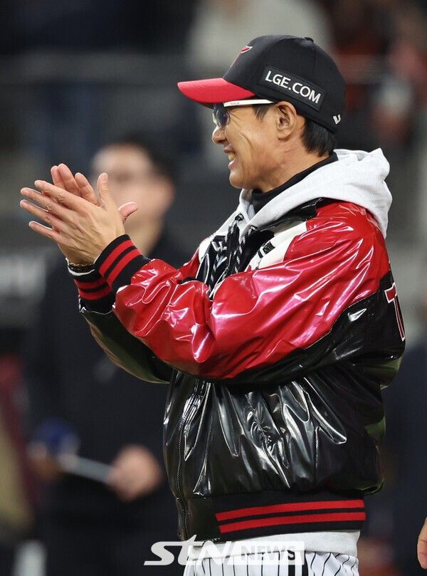 30일 대전 중구 한화생명볼파크에서 열린 2025 KBO 한국시리즈 4차전 LG 트윈스와 한화 이글스의 경기, LG 염경엽 감독이 한화에 7-4 승리한 뒤 박수치고 있다. /사진=뉴시스