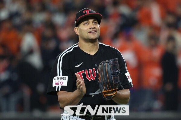 30일 대전 중구 한화생명볼파크에서 열린 2025 KBO 한국시리즈 4차전 LG 트윈스와 한화 이글스의 경기, LG 선발투수 치리노스가 한화 3회말 공격 2사 주자 1루서 문현빈을 삼진아웃시킨 뒤 기뻐하고 있다. /사진=뉴시스