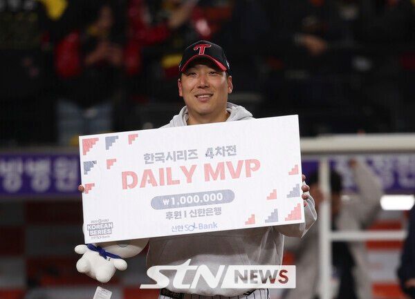 30일 대전 중구 한화생명볼파크에서 열린 2025 KBO 한국시리즈 4차전 LG 트윈스와 한화 이글스의 경기에서 LG트윈스가 7-4로 역전승을 거뒀다. LG트윈스 김현수가 데일리 MVP를 받고 기념촬영을 하고 있다. /사진=뉴시스