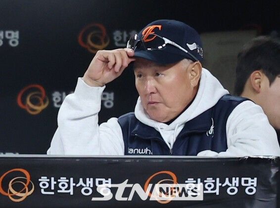 30일 대전 중구 한화생명볼파크에서 열린 2025 KBO 한국시리즈 4차전 LG 트윈스와 한화 이글스의 경기, 한화 김경문 감독이 7회초 LG 공격을 지켜보고 있다. /사진=뉴시스
